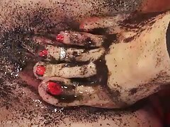 Slut ຫິວ fucked ໂດຍ guy ພາຍໃຕ້ຫມູ່ເພື່ອນ