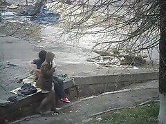 ຜິວເນື້ອສີຂາວຫວານ masturbates ແລະ pees ໃນຕາຕະລາງແກ້ວ