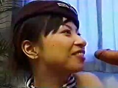 Slut ງາມໃນ skirt ຮູ້ວິທີການເຮັດໃຫ້ blowjob ໄດ້