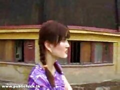 ເດັກຍິງໄດ້ດຶງຂາຂອງນາງແລະເຂົ້າໄປໃນ pussy ຂອງນາງ