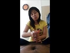 Cock ຊາຍທີ່ທໍລະມານດ້ວຍແຂ້ວແຫຼມຂອງນາງ