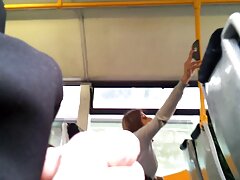 ໃນຕຽງແຕ່ງງານ fucks ພັນລະຍາທີ່ມີແວ່ນຕາ