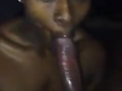 ຜິວເນື້ອສີຂາວ Se bionda ຍອມຈໍານົນກັບຜູ້ຊາຍສີດໍາຢູ່ເທິງຕຽງ