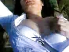 ແມ່ຍິງໃນ dress ຄ່ອຍໆ strokes cock ຂອງຜູ້ຊາຍ