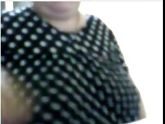 Babe masturbates ແລະເອົາມັນຢູ່ໃນປາກໂດຍຜູ້ຊາຍ